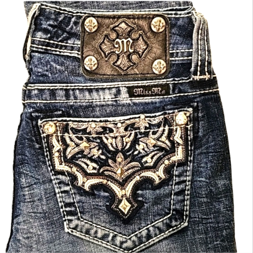 Miss Me Cuffed Capri Jeans. Women's Size: Waist 25x22 Inseam.